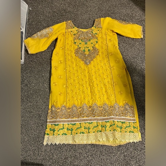 Yellow and Silver Embellished Tunic with Raglan Sleeves - Picture 11 of 13